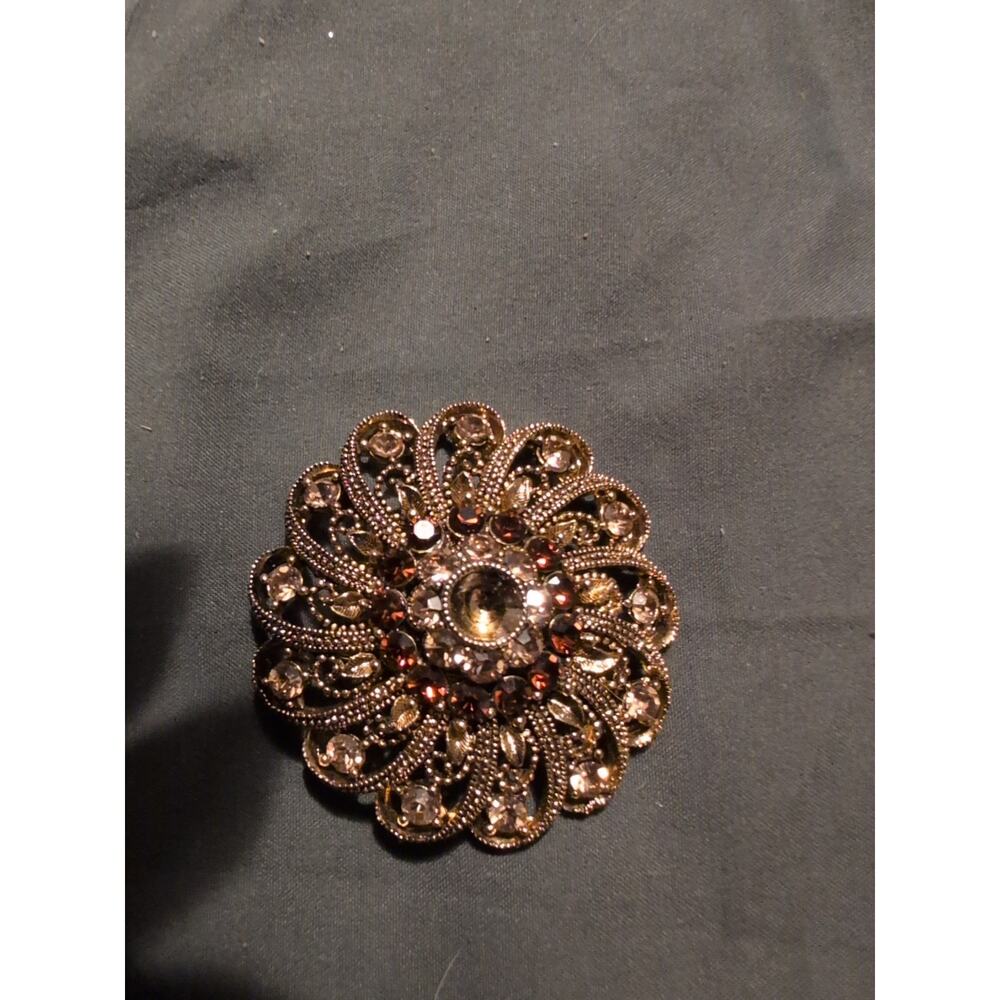 Vintage Gold Tone Brooch Pin Absolutely Stunning. Center Stone Missing
